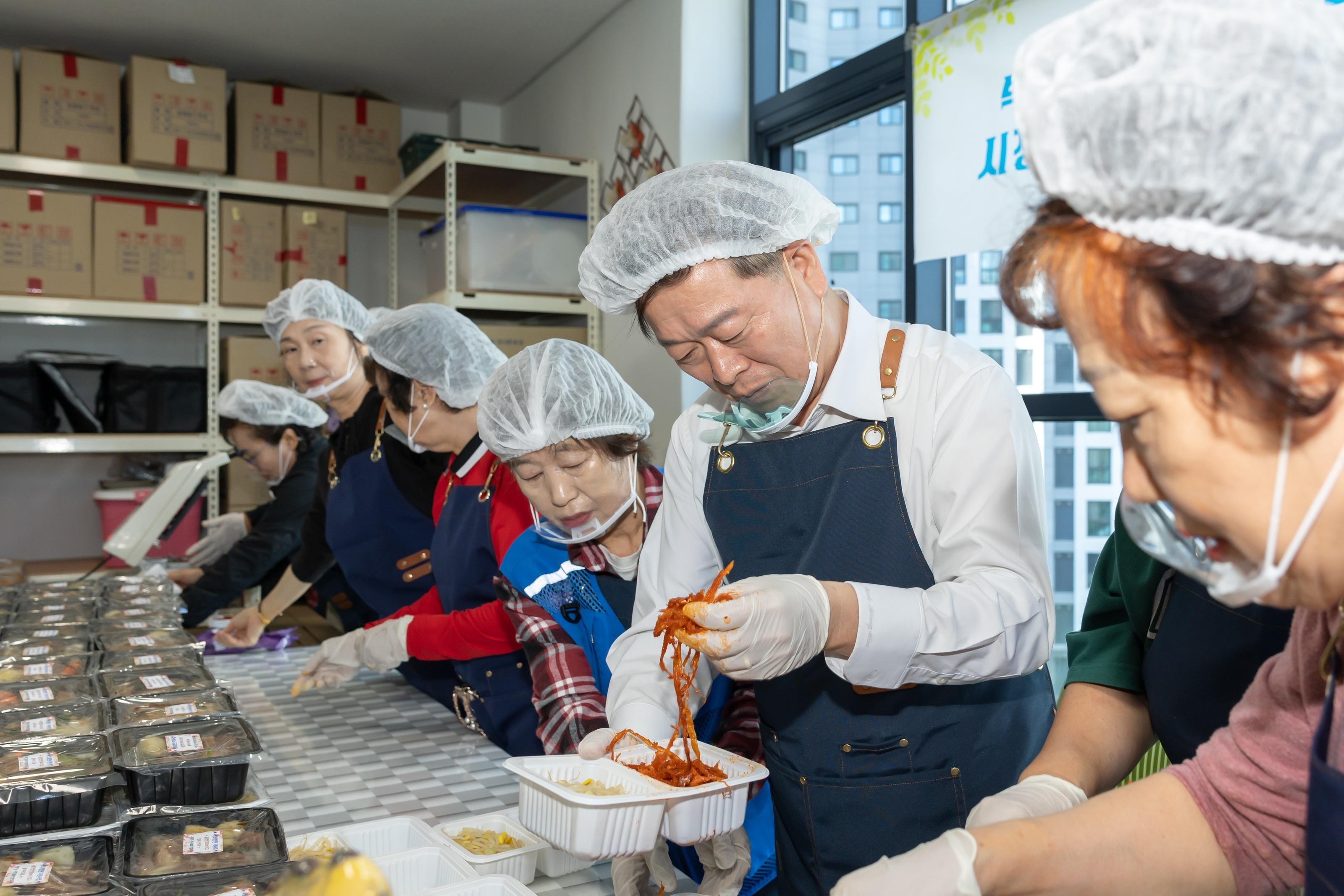 Mayor Park Seung-won of Gwangmyeong is participating in a side dish sharing activity with the Gwangmyeong District 7 Social Welfare Council at the ''Our Neighborhood Mayor's Office in Gwangmyeong District 7' on the 20th. /Gwangmyeong City\n\n