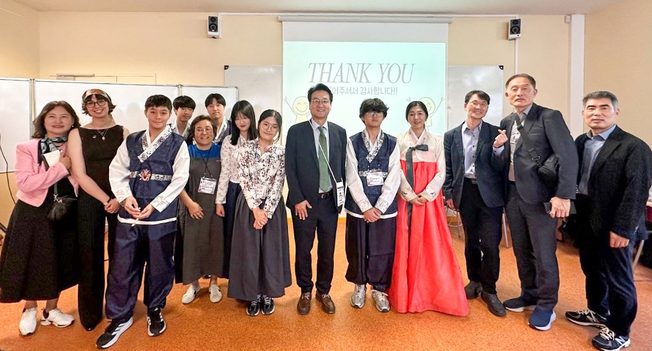 안민석 경기도교육감이 프랑스 꽁도르세 중학교와 경기 신흥중학교 간에 진행된 '한국문화' 주제의 국제교류 수업을 참관했다. 경기도교육청 제공