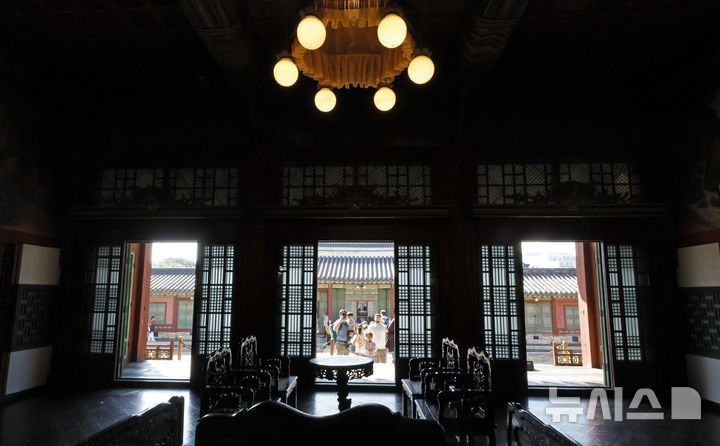 [Seoul=Newsis] Phóng viên Kim Hye-jin = Vào ngày 20 tháng, tại cơ điện Changdeokgung ở quận Jongno, Seoul, một sự kiện 'Bước vào nội điện Changdeokgung - không gian sinh hoạt của vua' đã được tổ chức, và những người tham dự đang tham quan khu kinh tế. Cơ quan Công sản Văn hóa Di sản Quốc gia, Bộ quản lý Cung điện và di tích, sẽ tổ chức sự kiện 'Bước vào nội điện Changdeokgung - không gian sinh hoạt của vua' hai lần mỗi ngày từ thứ ba đến thứ bảy hàng tuần từ ngày 20 đến ngày 31. Sự kiện này là một chương trình tham quan bên trong Hyi Jeong-dang và Dae Jo-jeon nơi vua và hoàng hậu sống và làm việc'