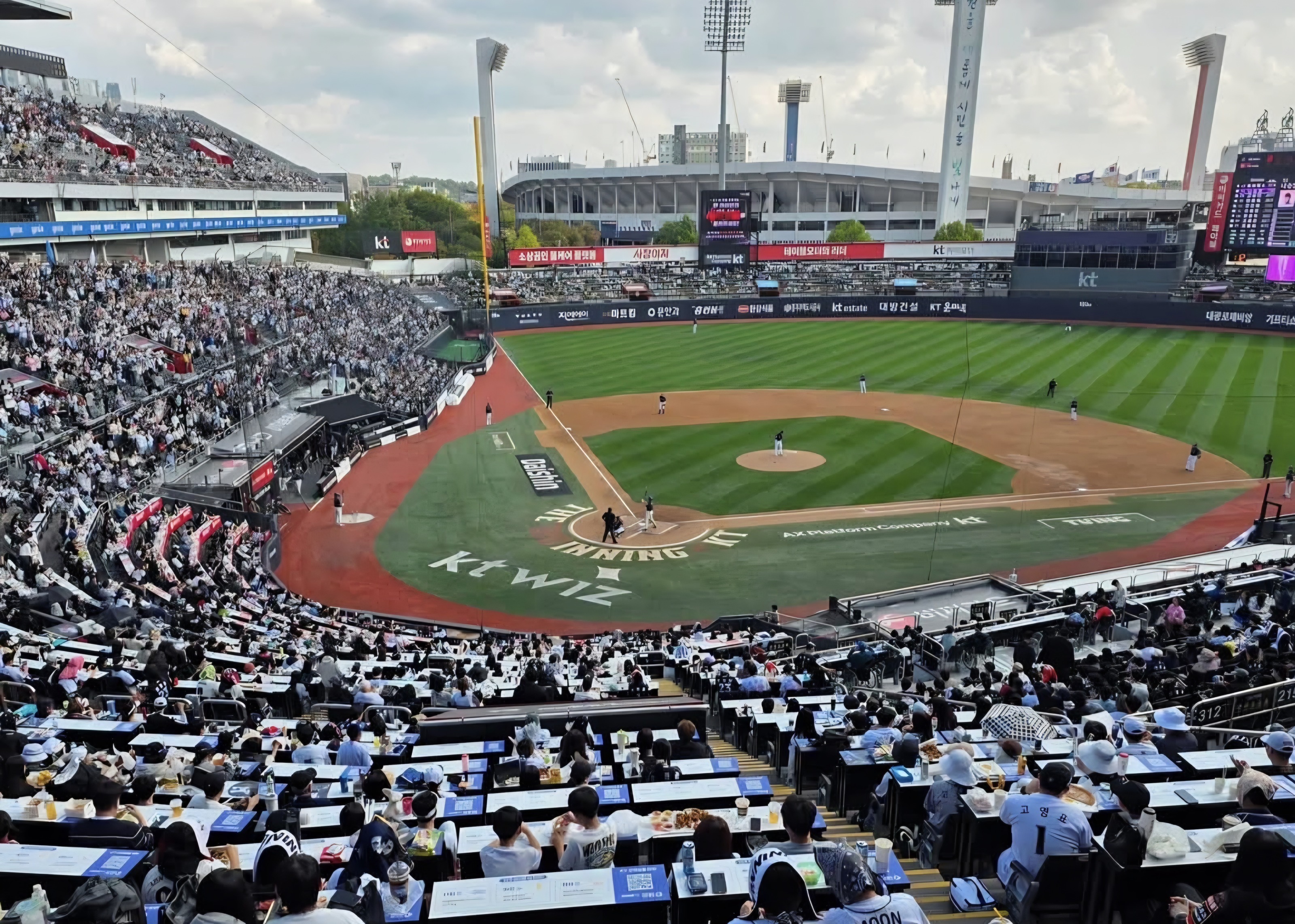 KT Wiz, which won the game against Lotte Giants in the '2026 Shinhan SOL Bank KBO League' 9-0, secured the season championship. Yeom Tae-young Facebook capture
