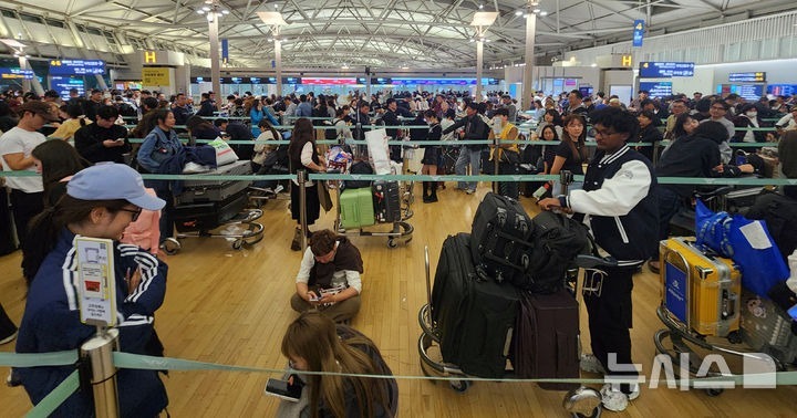 [인천공항=뉴시스] 전진환 기자 = 30일 인천국제공항 제1여객터미널 내 중국동방항공, 중국남방항공, 중국국제항공(에어차이나) 항공사 발권시스템이 중단되면서 터미널이 대기하는 이용객들로 붐비고 있다. 2026.10.30. amin2@newsis.com
