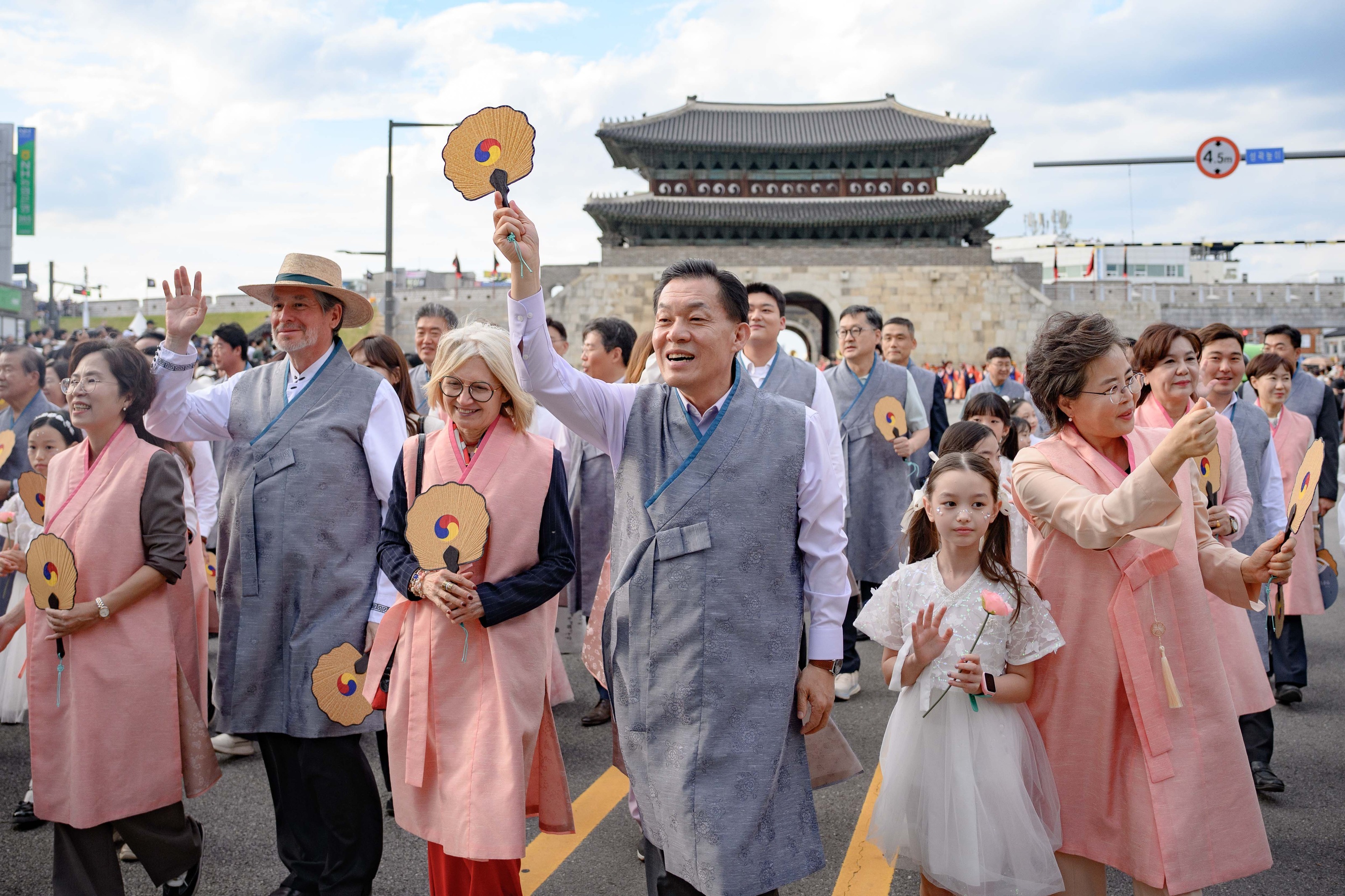 Suwon Special Metropolitan City Mayor Lee Jaejun participating in the procession from Jangan Gate to Haenggung Plaza. Provided by Suwon City