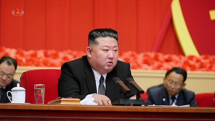 [서울=뉴시스] 북한 조선중앙TV는 김정은 국무위원장이 지난 21일 조선노동당 제3차 선전부문 일군(간부)강습회 폐강식에서 연설했다고 22일 보도했다. (사진=조선중앙TV 캡처) 2026.09.22. photo@newsis.com *재판매 및 DB 금지