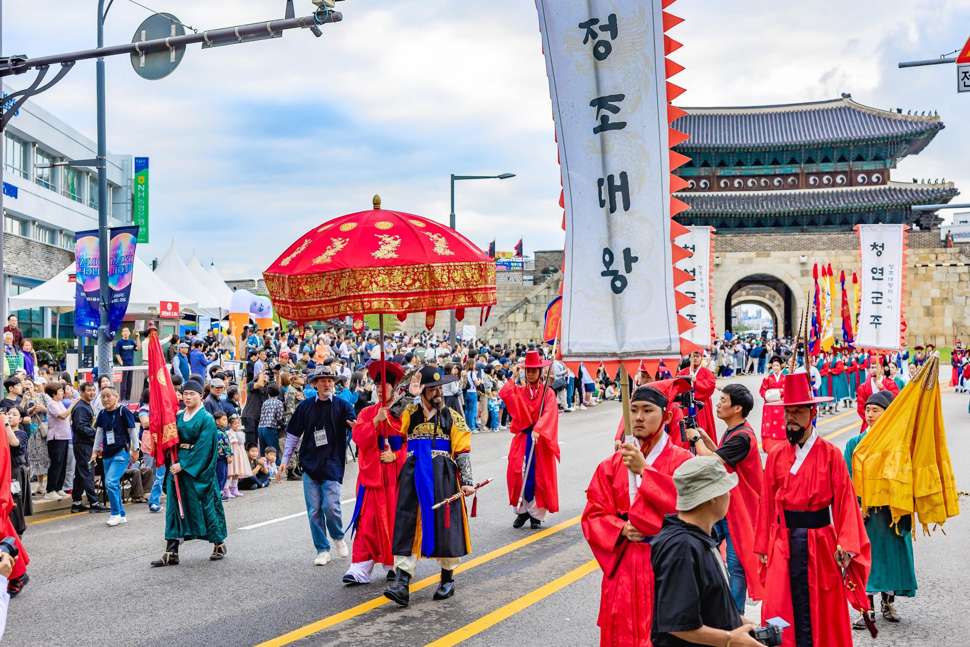 去年正祖大王能行차再现行列经过장안문。 水原市供图