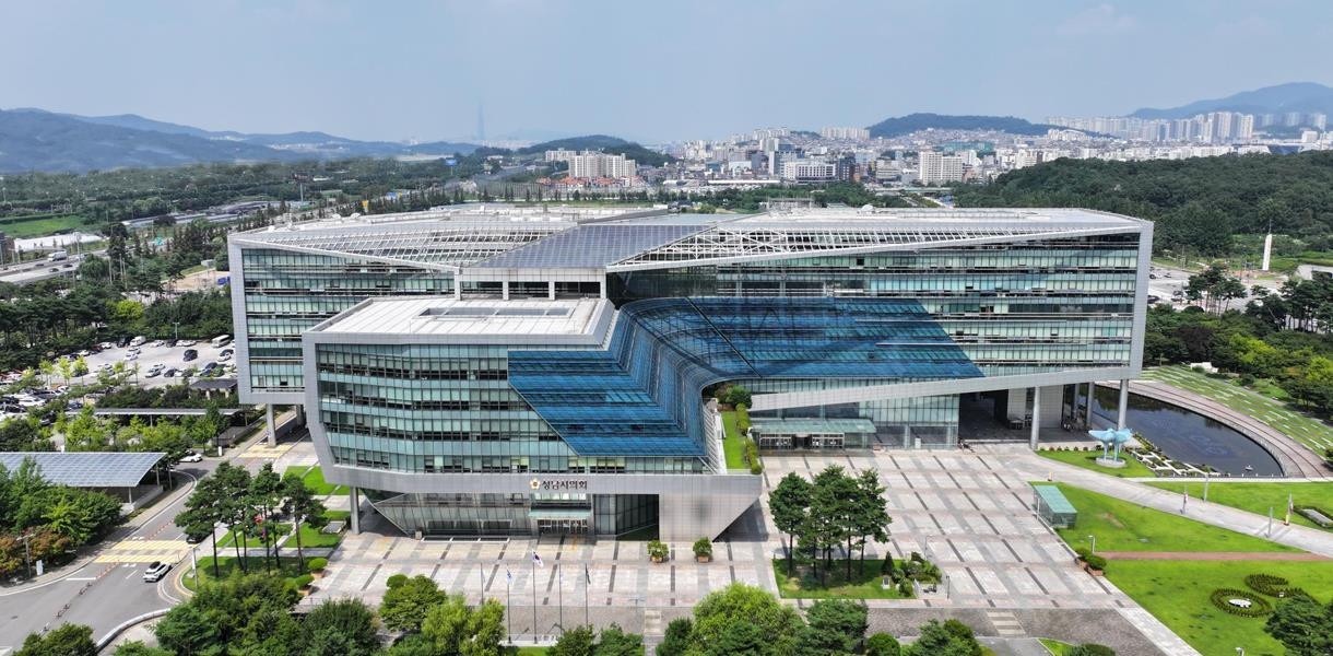 城南市厅外景。城南去年8月住民登记人口跌至90万以下,不仅人口减少,户数也在减少。/城南市提供(公共标志 第1类型)