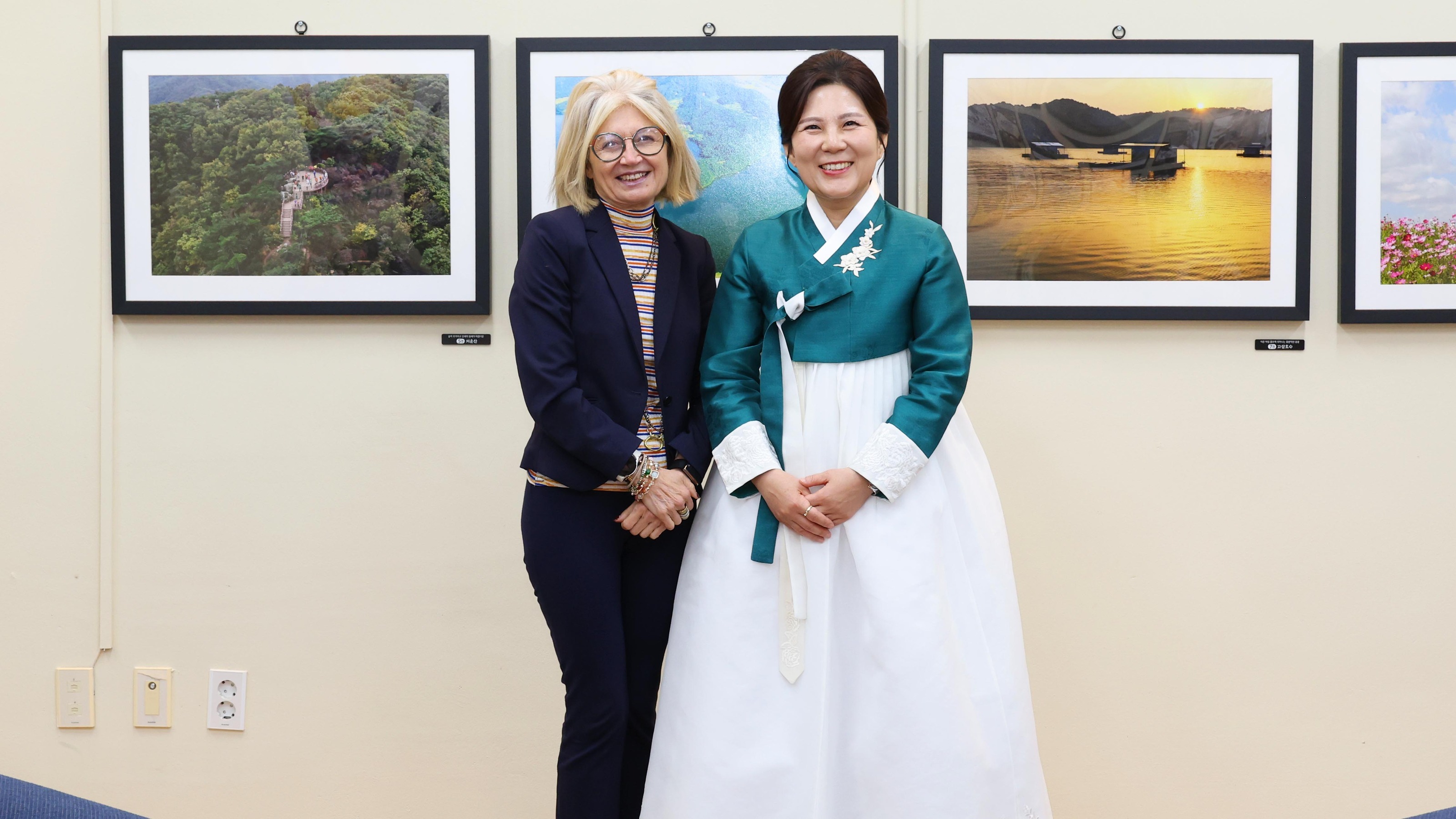 Đại sứ Ý tại Hàn Quốc Emilia Gattone chụp ảnh kỷ niệm với Thị trưởng Anseong Kim Bo-ra. Ảnh do Thành phố Anseong cung cấp