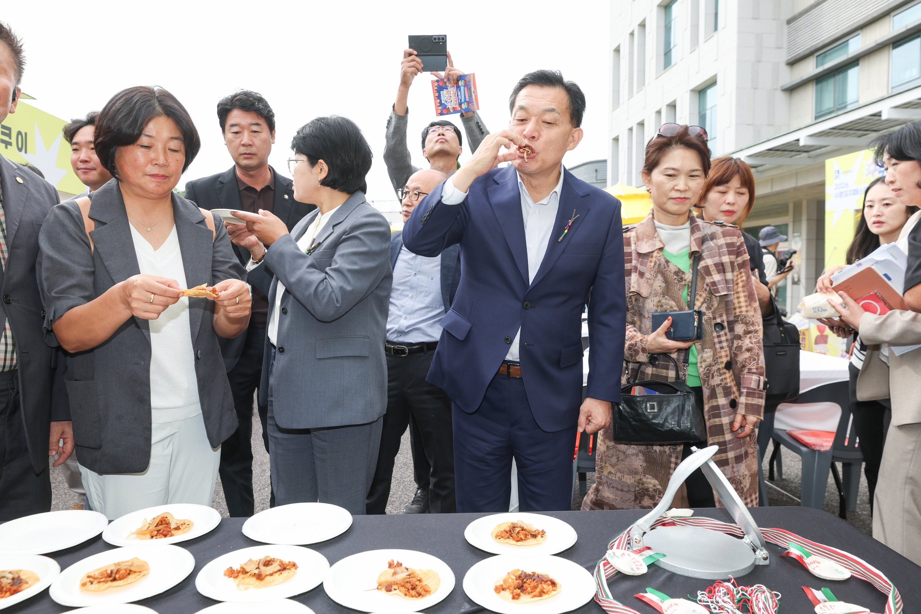 Thị trưởng Suwon Lee Jae-jun, người đã tham dự Lễ hội Xiên Suwon vào ngày 3, đang nếm thử thức ăn. Do thành phố Suwon cung cấp
