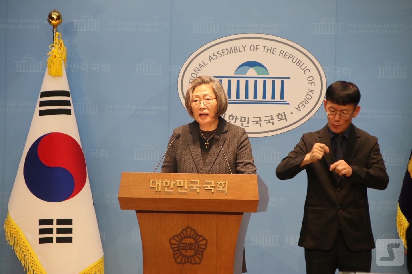 23일 국회 소통관에서 이수정 국민의힘 수원정 당협위원장이 성명을 발표하고 있다.