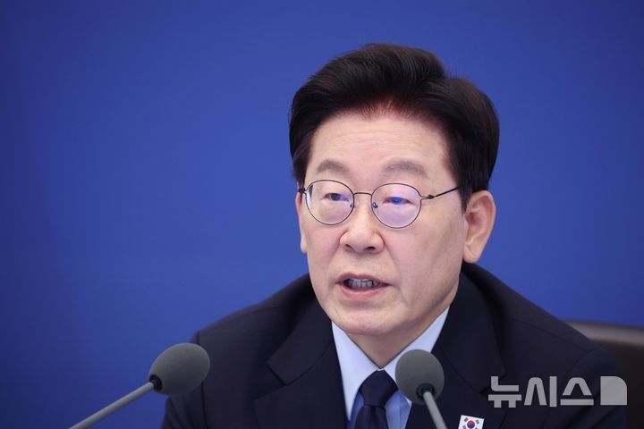 [Seoul=Newsis] Phóng viên Jo Seong-bong= Tổng thống Lee Jae-myung phát biểu tại cuộc họp của các cố vấn cao cấp ở Nhà Xanh vào ngày 15. (Nhiếp ảnh gia thông tấn Nhà Xanh) 2026.10.15. suncho21@newsis.com