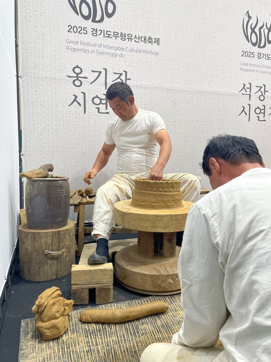 Demonstration of onggi pottery at the 2025 Gyeonggi Province Intangible Cultural Heritage Grand Festival. Provided by Gyeonggi Province