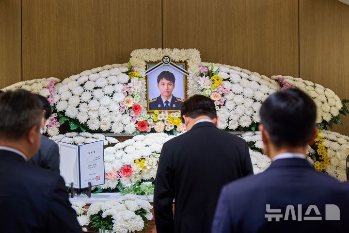 [Bucheon=Newsis] Reporter Cho Sung-bong = President Lee Jae-myung pays respects at the funeral parlor of the late Captain Kim Jin-seok, who was killed in the factory fire in Bucheon on the 17th. (Photo provided by Presidential Office) 2026.10.17. photo@newsis.com*Republication and DB prohibited