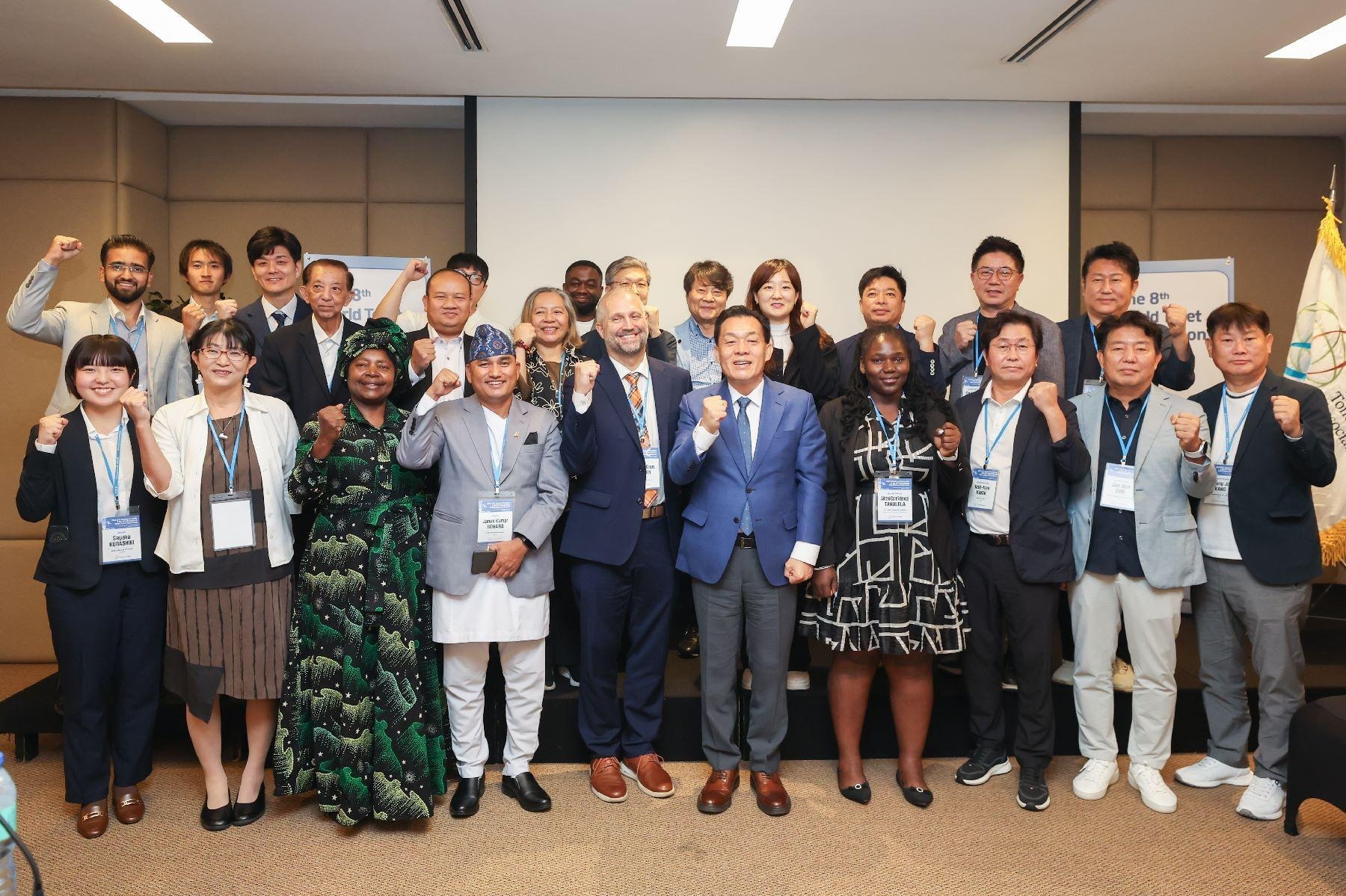 지난 13일 필리핀에서 열린 2026 세계화장실협회 총회에 참석한 관계자들이 기념촬영을 하고 있다. /수원시