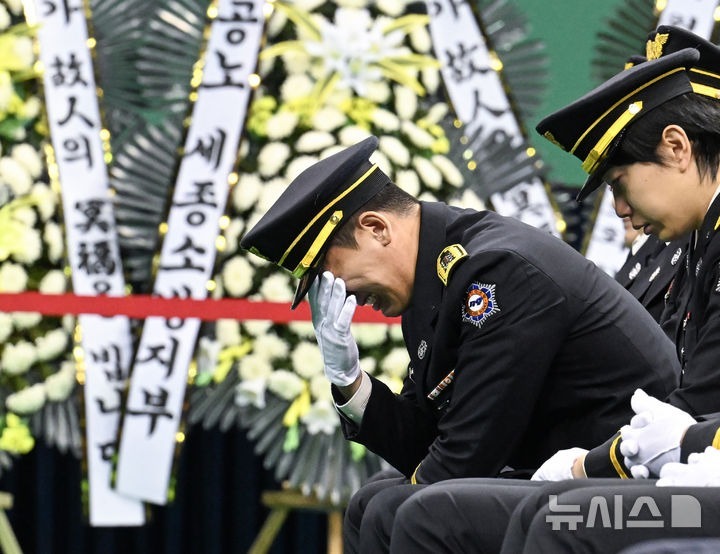 [Bucheon=Newsis] Phóng Viên Jeon Jin-hwan = Vào ngày 19, khi lễ An Táng của Cảnh Sát Phòng Cháy Chữa Cháy Cấp Trung Kim Jin-seok, người đã hy sinh trong quá trình dập tắt vụ cháy nhà máy Bucheon, được tổ chức trang trọng, một cảnh sát phòng cháy chữa cháy đồng nghiệp đã rơi nước mắt tại Nhà Thi Đấu Bucheon, Quận Won-mi, Thành Phố Bucheon, Tỉnh Gyeonggi. (Phát hành chung) 2026.10.19. photo@newsis.com