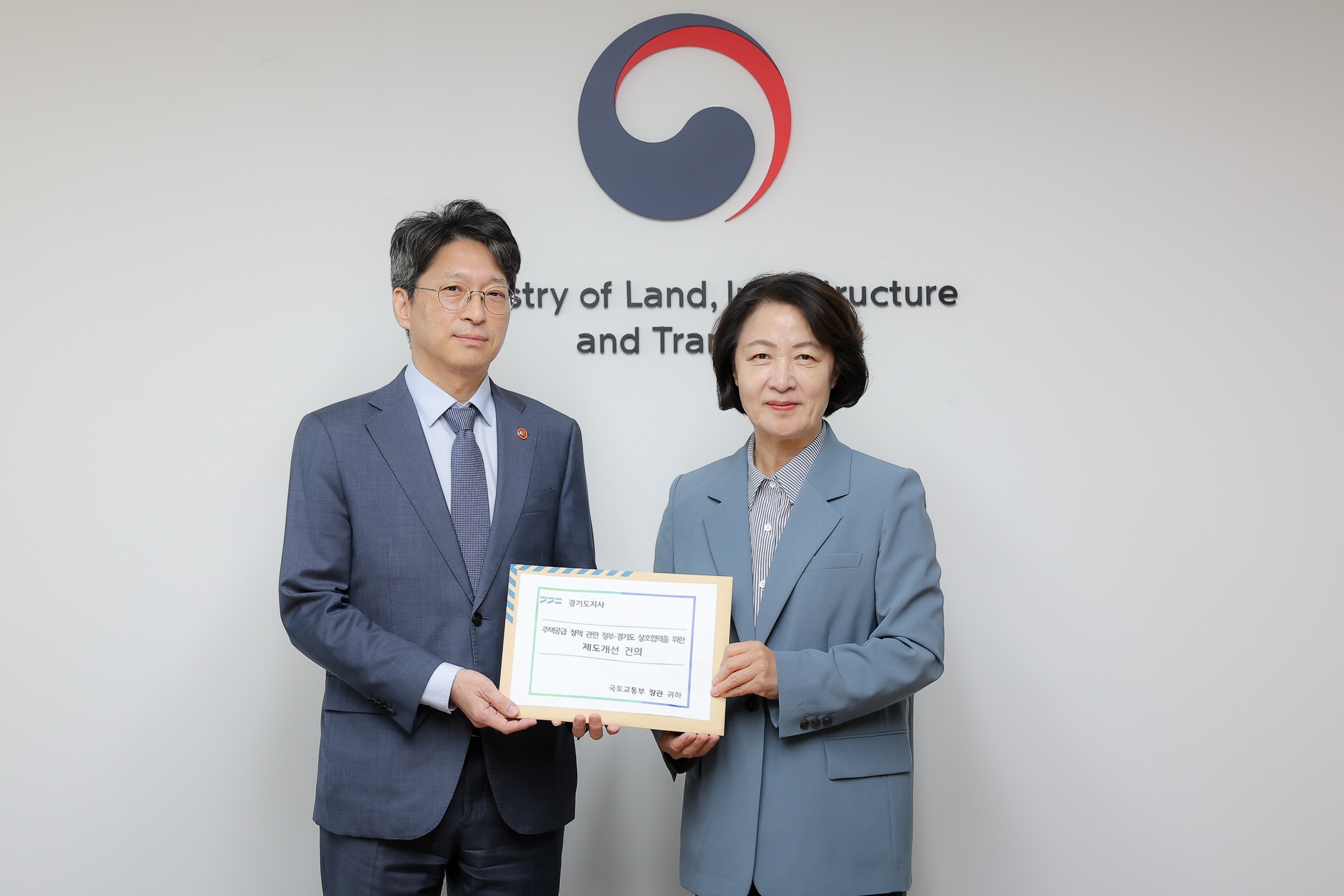 추미애 경기도지사는 2일 홍지선 국토교통부 장관을 만나 ‘경기도형 주택공급 전략’을 제안했다. 경기도 제공