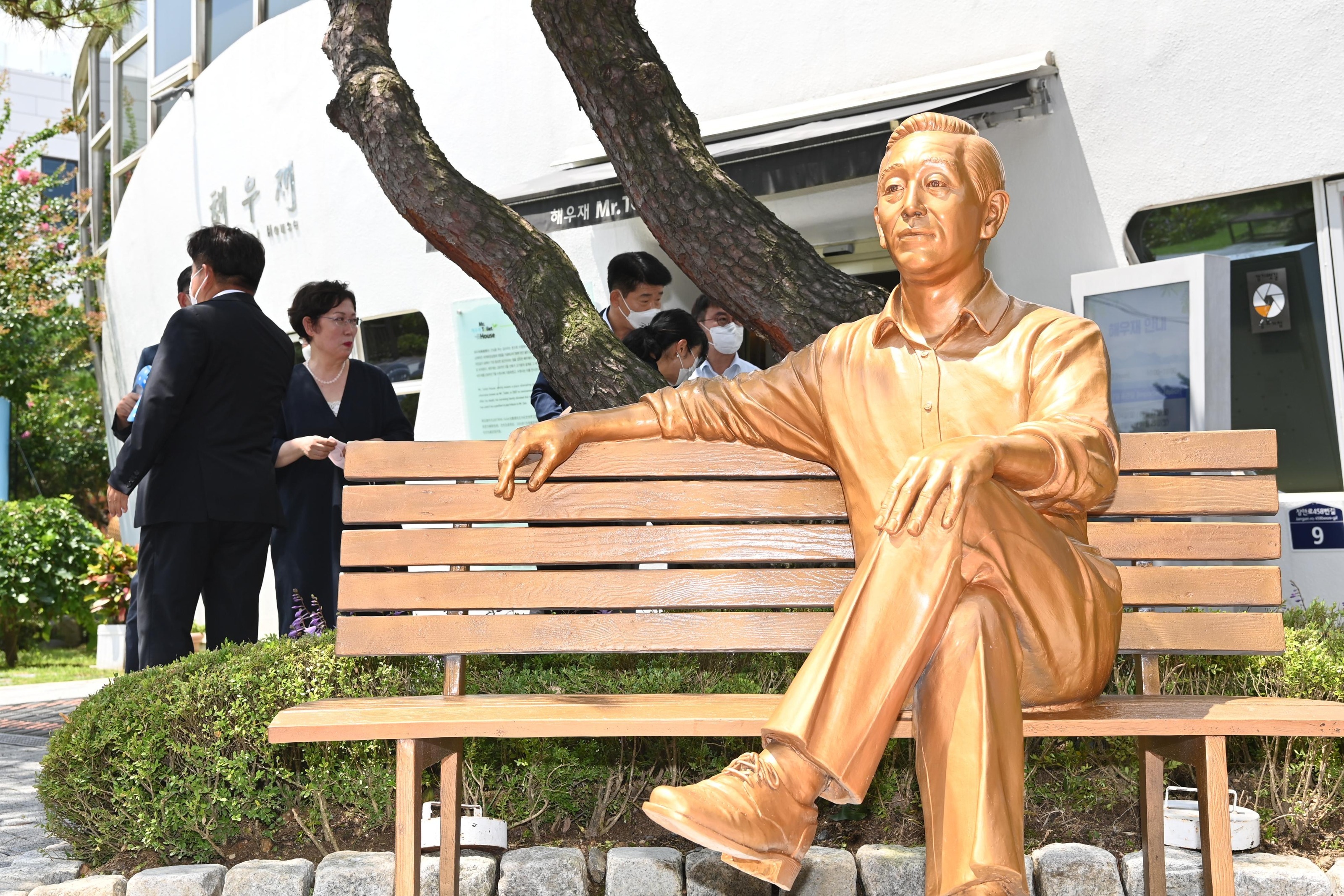 해우재에 있는 ‘미스터 토일렛’ 고 심재덕 전 수원시장의 동상. /수원시