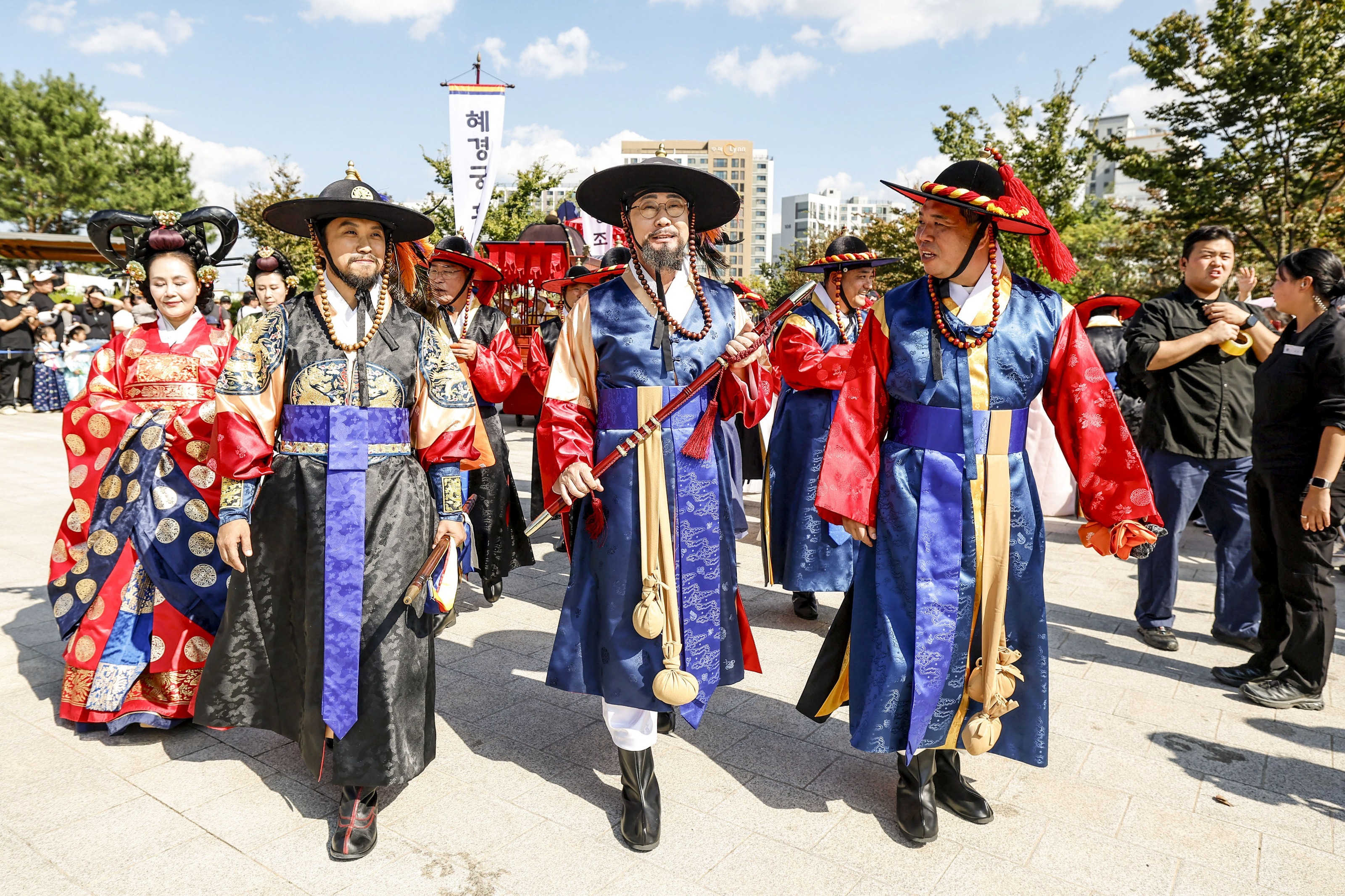 Tại cuộc diễu hành Vua Jeongjo được tổ chức ở thành phố Hwaseong đặc biệt, Thị trưởng Hwaseong Jeong Myeong-geun (ở giữa) đang tiến hành cùng với đơn vị diễu hành công dân mặc trang phục truyền thống. Được cung cấp bởi thành phố Hwaseong