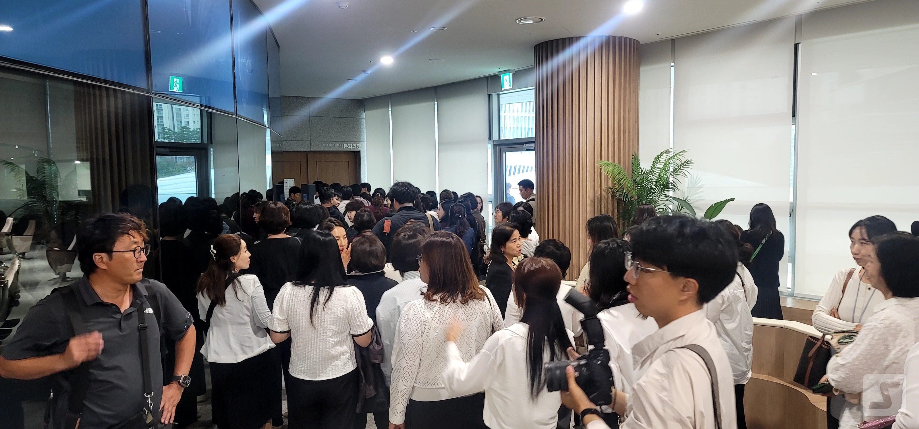 12일 경기도의회 3층 로비에서 도민들이 제394회 임시회 제1차 본회의 방청석 입장을 기다리고 있다.