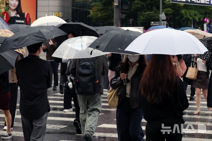 [Seoul=News 1] Phóng viên Ko Seung-min = Vào ngày 13, khi mưa rơi ở khu vực Seoul, những nhân viên văn phòng đi làm đang vội vã bước chân trên giao lộ Quảng trường Gwanghwamun, Seoul. 2026.10.13. kkssmm99@newsis.com
