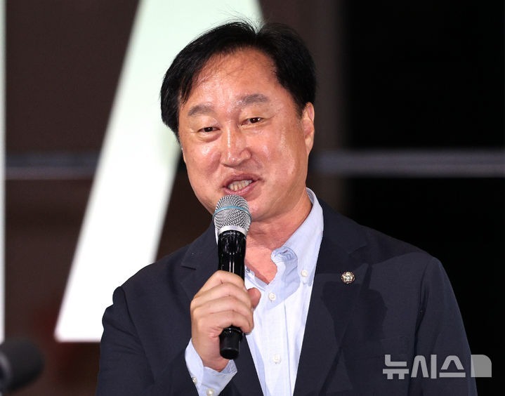 [수원=뉴시스] 김종택 기자 = 김준혁 국회의원이 19일 경기 수원시 광교호수공원 재미난 밭에서 열린 '2026 수원재즈페스티벌'에 참석해 시민들에게 인사말을 하고 있다. 2026.09.19. jtk@newsis.com