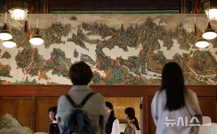 [Seoul=Newsis] Phóng viên Kim Hye-jin = Vào ngày 20 tháng, tại cơ điện Changdeokgung ở quận Jongno, Seoul, một sự kiện 'Bước vào nội điện Changdeokgung - không gian sinh hoạt của vua' đã được tổ chức, và những người tham dự đang tham quan khu kinh tế. Cơ quan Công sản Văn hóa Di sản Quốc gia, Bộ quản lý Cung điện và di tích, sẽ tổ chức sự kiện 'Bước vào nội điện Changdeokgung - không gian sinh hoạt của vua' hai lần mỗi ngày từ thứ ba đến thứ bảy hàng tuần từ ngày 20 đến ngày 31. Sự kiện này là một chương trình tham quan bên trong Hyi Jeong-dang và Dae Jo-jeon nơi vua và hoàng hậu sống và làm việc'