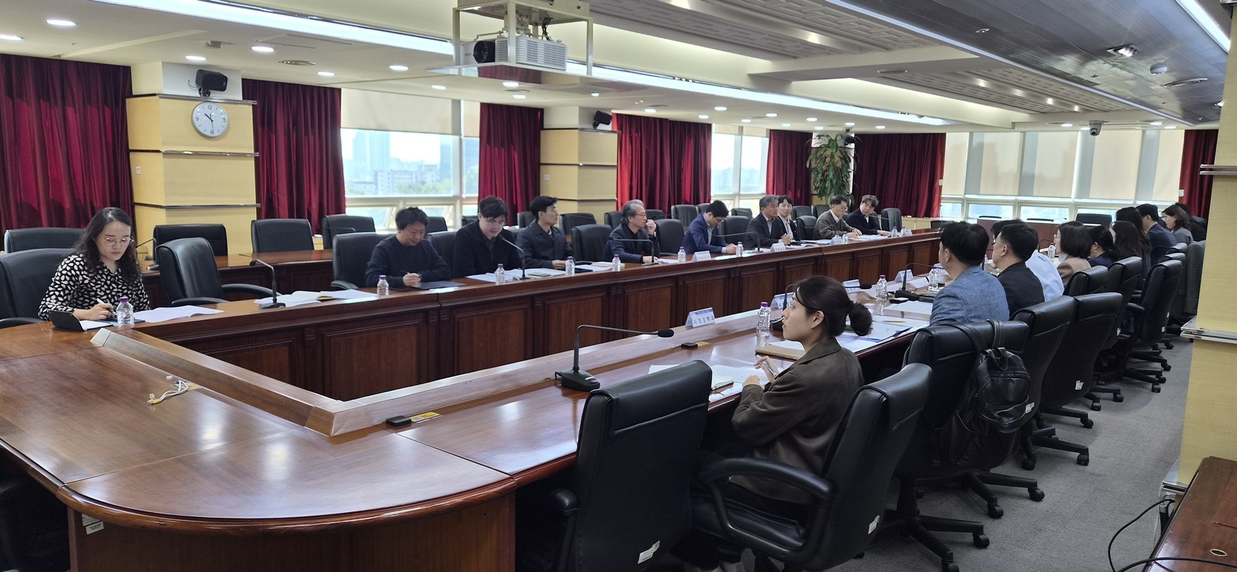 경기연구원 대회의실에서 22일 박노극 경제실장 주재로 ‘경기도 규제혁신 실무추진단’ 첫 회의가 열리고 있다. /경기도