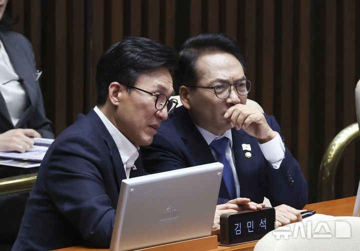 [서울=뉴시스] 김근수 기자 = 김민석 더불어민주당 대표와 박선원 민주당 최고위원이 10일 서울 여의도 국회에서 열린 제439회 국회(정기회) 제6차 본회의에서 대화를 나누고 있다. 2026.09.10. ks@newsis.com
