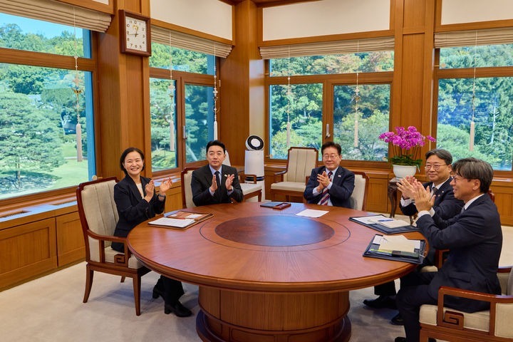 [Seoul=Newsis] Kim Jin-ah reporter = President Lee Jae-myung watches the live broadcast of South Korea's indigenous launch vehicle 'Nuri rocket' 5th launch in the Presidential Office conference room on the 7th and applauds. From left: Lee Hae-min, Senior Secretary for AI Future Planning; Kang Hoon-shik, Presidential Chief of Staff; President Lee; Ha Jun-kyung, Policy Director; Kim Sung-wan, Spokesperson. (Photo=Presidential Office provided) 2026.10.07. photo@newsis.com *Reproduction and DB prohibited