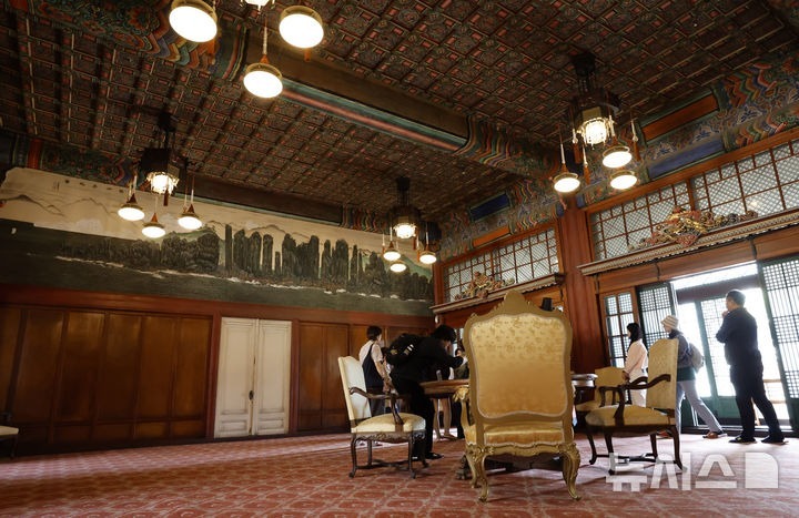 [Seoul=Newsis] Phóng viên Kim Hye-jin = Vào ngày 20 tháng, tại cơ điện Changdeokgung ở quận Jongno, Seoul, một sự kiện 'Bước vào nội điện Changdeokgung - không gian sinh hoạt của vua' đã được tổ chức, và những người tham dự đang tham quan khu kinh tế. Cơ quan Công sản Văn hóa Di sản Quốc gia, Bộ quản lý Cung điện và di tích, sẽ tổ chức sự kiện 'Bước vào nội điện Changdeokgung - không gian sinh hoạt của vua' hai lần mỗi ngày từ thứ ba đến thứ bảy hàng tuần từ ngày 20 đến ngày 31. Sự kiện này là một chương trình tham quan bên trong Hyi Jeong-dang và Dae Jo-jeon nơi vua và hoàng hậu sống và làm việc'