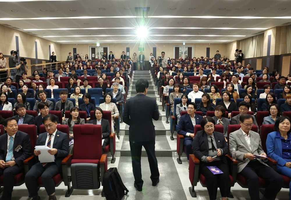 安民石京畿道教育监于8日在金浦教育支援厅与家长们交流。京畿道教育厅提供