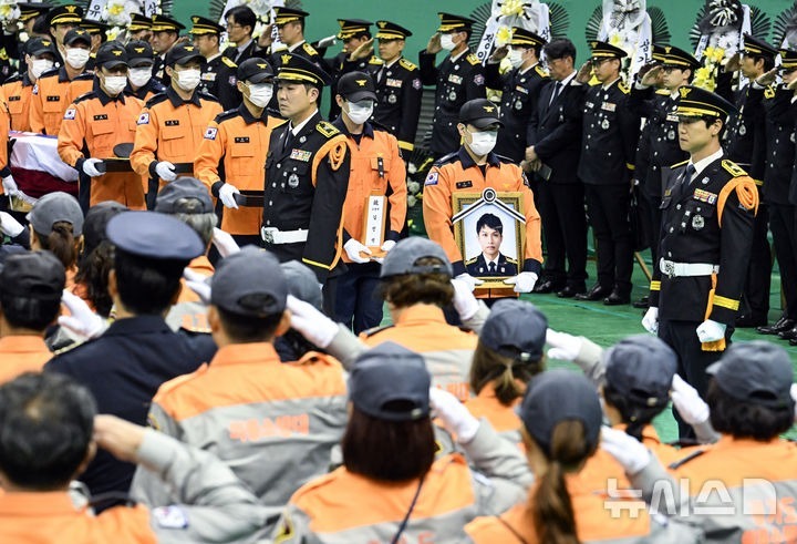 [Bucheon=Newsis] Phóng Viên Jeon Jin-hwan = Vào ngày 19, khi lễ An Táng của Cảnh Sát Phòng Cháy Chữa Cháy Cấp Trung Kim Jin-seok, người đã hy sinh trong quá trình dập tắt vụ cháy nhà máy Bucheon, được tổ chức trang trọng, di cốt của người quá cố được đưa vào Nhà Thi Đấu Bucheon, Quận Won-mi, Thành Phố Bucheon, Tỉnh Gyeonggi dưới sự kính phục của các cảnh sát phòng cháy chữa cháy đồng nghiệp. (Phát hành chung) 2026.10.19. photo@newsis.com