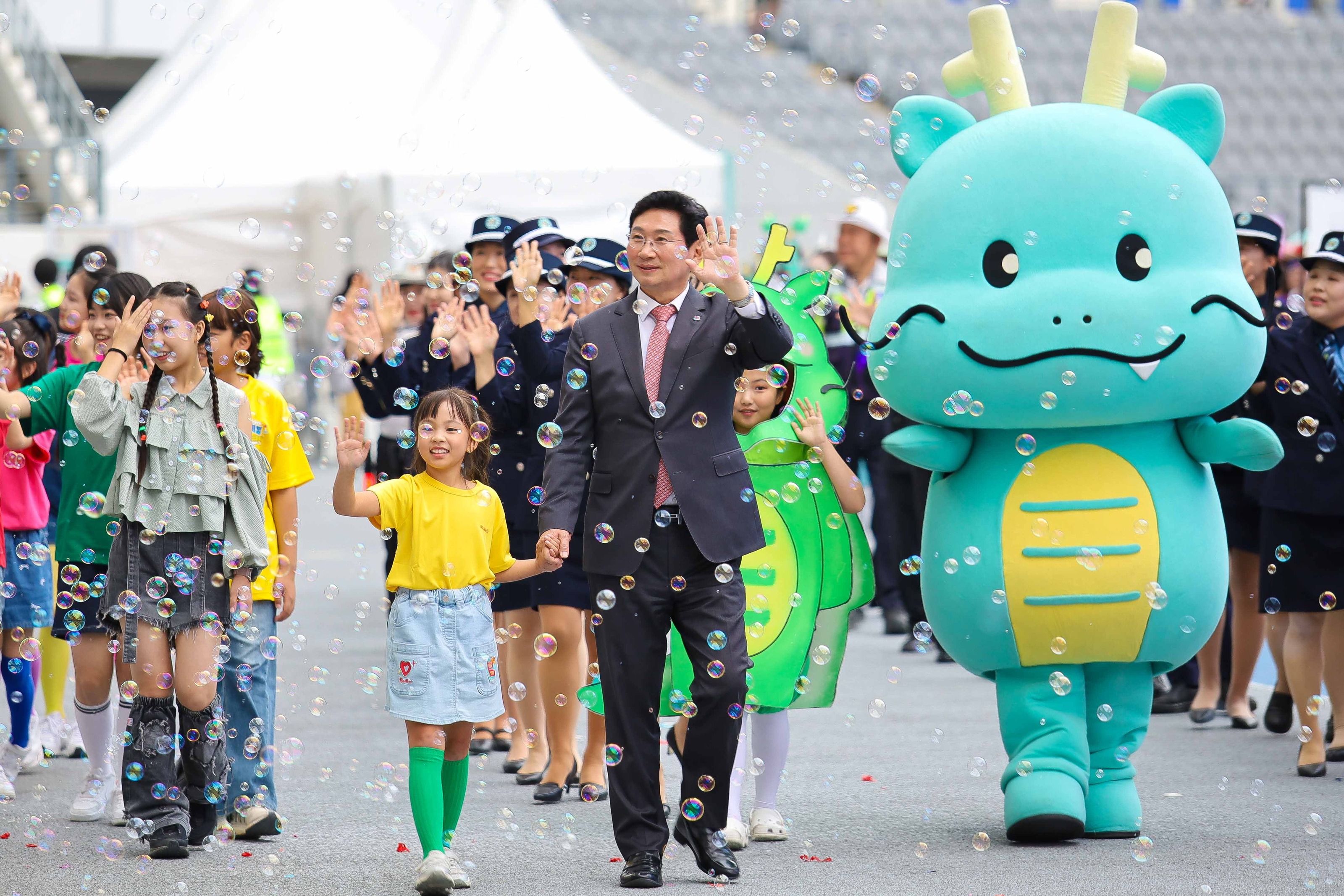 Yongin Mayor Lee Sang-il participates in the 'Joayong Parade' marching with citizens and Joayong
