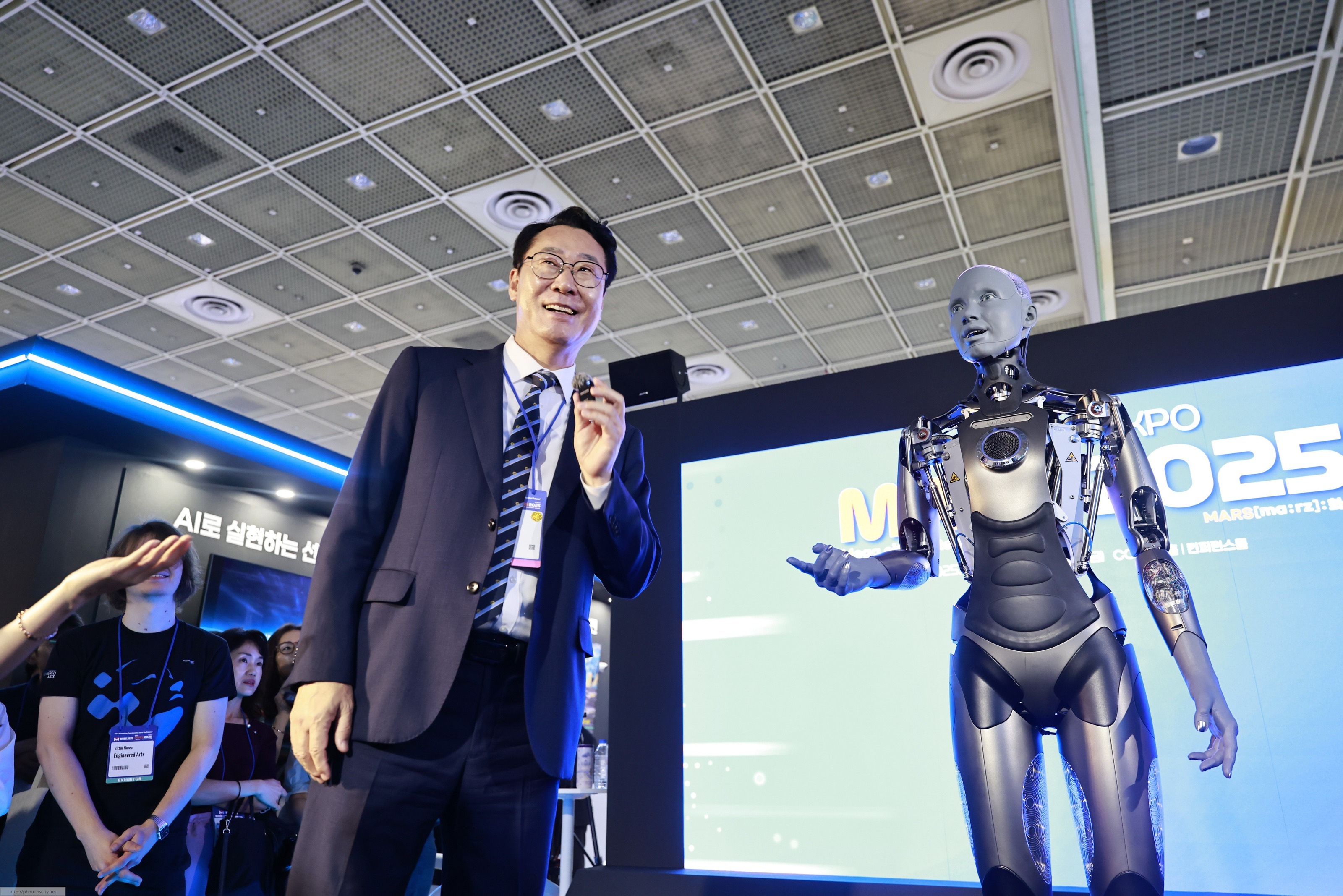 정명근 화성특례시장이 MARS 2025에서 휴머노이드 로봇과 대화하고 있다. 화성시 제공