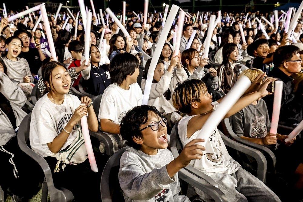 9일 남양체육공원에서 열린 2026 들며 공연에 열광하고 있다