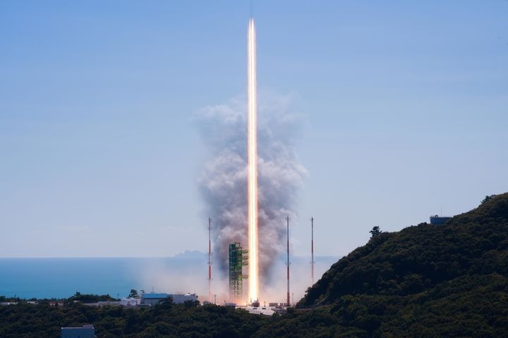 [Seoul=Newsis] On the 7th, the Nuri rocket takes off on its 5th launch from Naro Space Center in Goheung, South Jeolla Province, heading toward space. (Photo=Korea Aerospace Research Institute) 2026.10.07. photo@newsis.com *Reproduction and DB prohibited