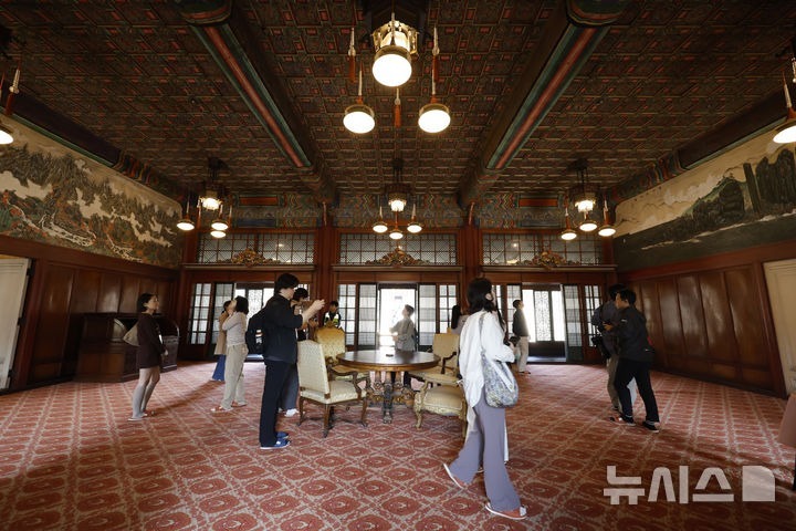 [Seoul=Newsis] Phóng viên Kim Hye-jin = Vào ngày 20 tháng, tại cơ điện Changdeokgung ở quận Jongno, Seoul, một sự kiện 'Bước vào nội điện Changdeokgung - không gian sinh hoạt của vua' đã được tổ chức, và những người tham dự đang tham quan khu kinh tế. Cơ quan Công sản Văn hóa Di sản Quốc gia, Bộ quản lý Cung điện và di tích, sẽ tổ chức sự kiện 'Bước vào nội điện Changdeokgung - không gian sinh hoạt của vua' hai lần mỗi ngày từ thứ ba đến thứ bảy hàng tuần từ ngày 20 đến ngày 31. Sự kiện này là một chương trình tham quan bên trong Hyi Jeong-dang và Dae Jo-jeon nơi vua và hoàng hậu sống và làm việc'
