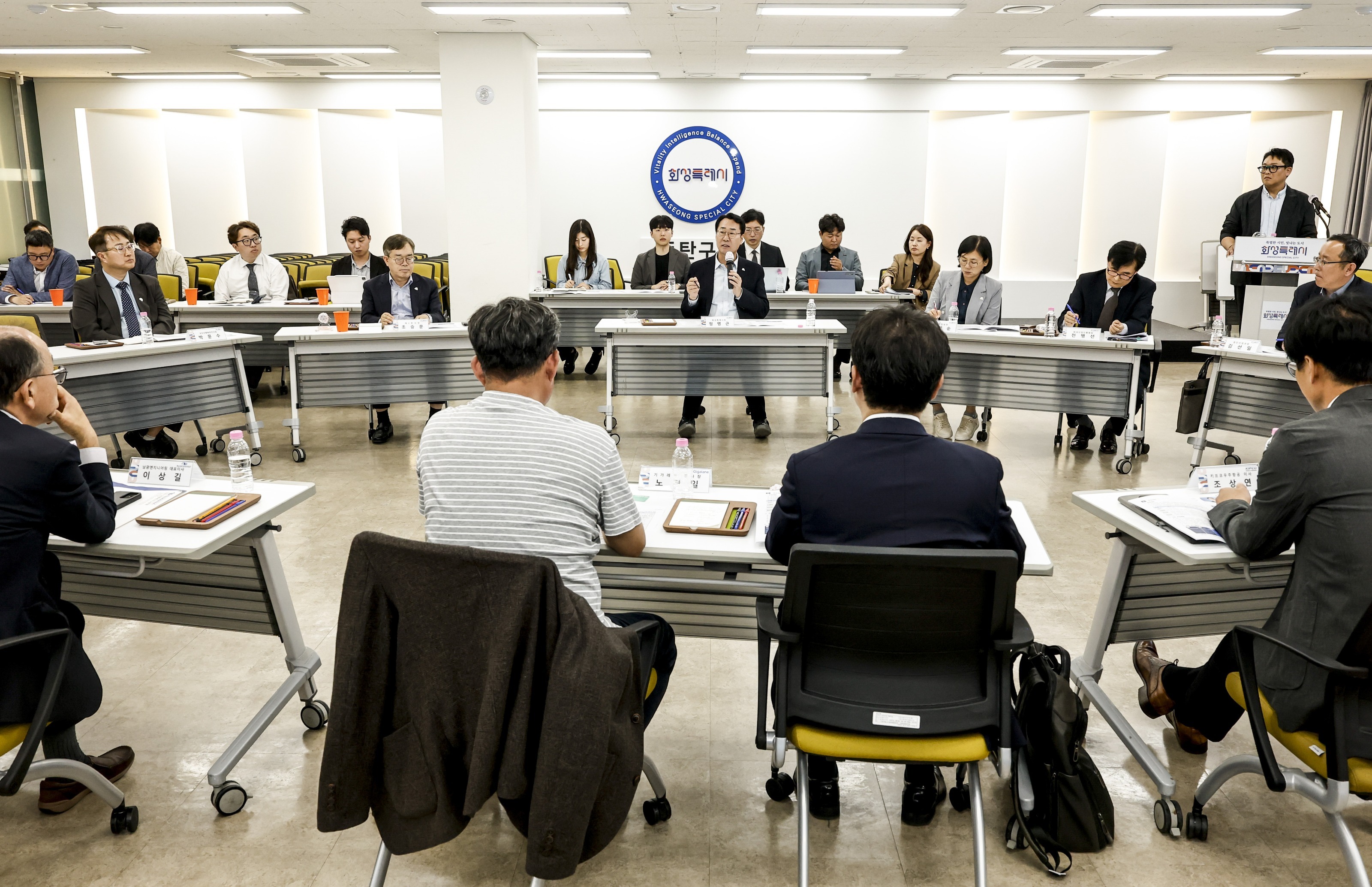Mayor Jeong Myeong-geun of Hwaseong Special City explains the direction of the Hwaseong-style aerospace cluster initiative at an aerospace business leaders meeting held on October 16