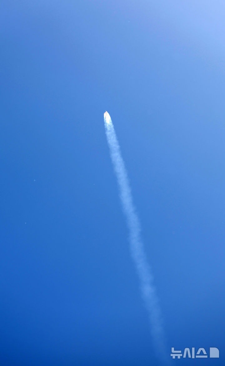 [Goheung=Newsis] Kim Sun-woong reporter = On the 7th, South Korea's indigenous launch vehicle Nuri rocket takes off on its 5th launch from Naro Space Center in Goheung County, South Jeolla-Gwangju Metropolitan City, heading toward space. 2026.10.07. mangusta@newsis.com