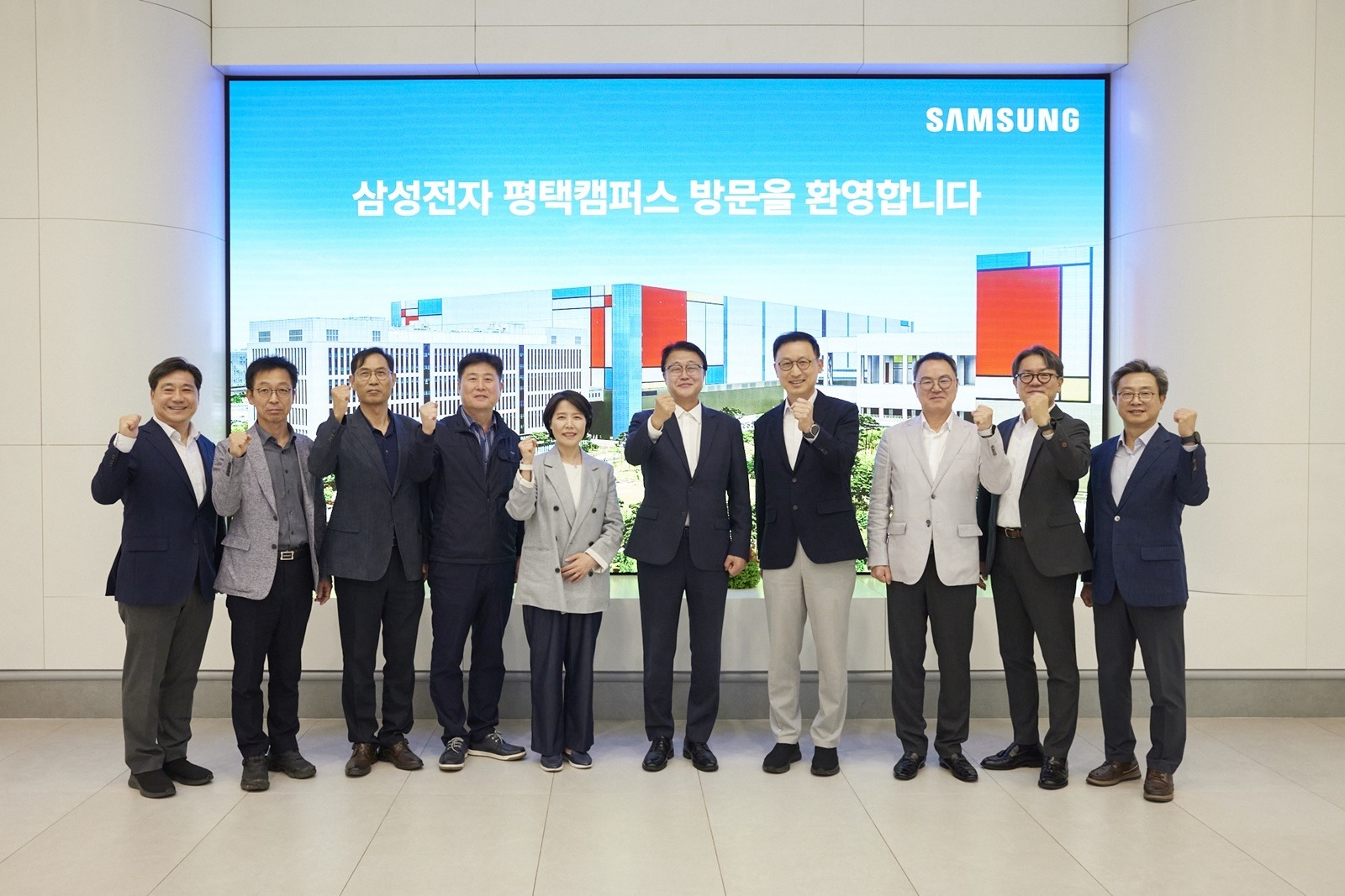 Phó Chủ tịch Bộ kinh tế Gyeonggi Joo Hyung-chul thăm Khuôn viên Pyeongtaek của Samsung Electronics, lắng nghe những khó khăn của công ty và kiểm tra hiện trường. Được cung cấp bởi Tỉnh Gyeonggi