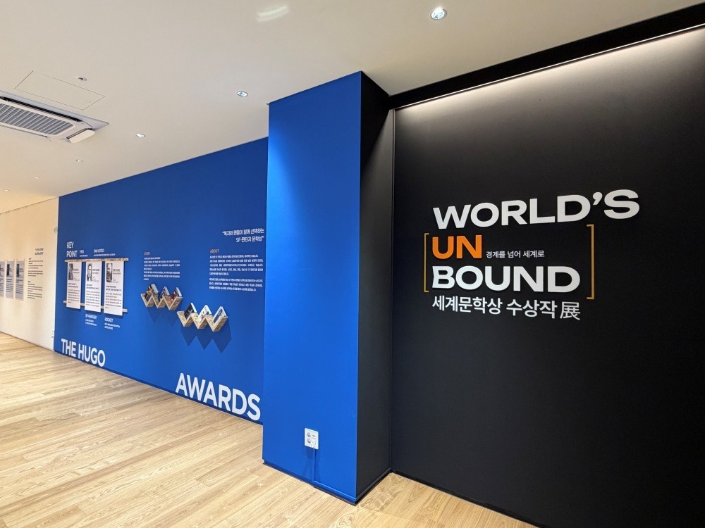Toàn cảnh triển lãm chuyên đề 'WORLD'S UNBOUND' đang diễn ra tại Laakibium tầng 3 Thư viện Trung tâm Dongtan Hwaseong. Do thành phố Hwaseong cung cấp