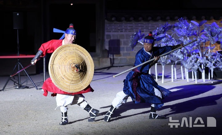 [수원=뉴시스] 김종택 기자 = 제63회 수원화성문화제 프레스데이가 열린 29일 오후 경기 수원시 화성행궁에서 시립공연단의 "야조'가 진행되고 있다. '새빛홍민'을 주제로 10월 4일부터 11일까지 화성행궁, 연무대, 방화수류정 등에서 열리는 수원화성문화제는 전통과 현대를 아우르는 다양한 콘텐츠를 통해 정조대왕의 효심과 개혁정신, 수원화성의 가치를 새롭게 