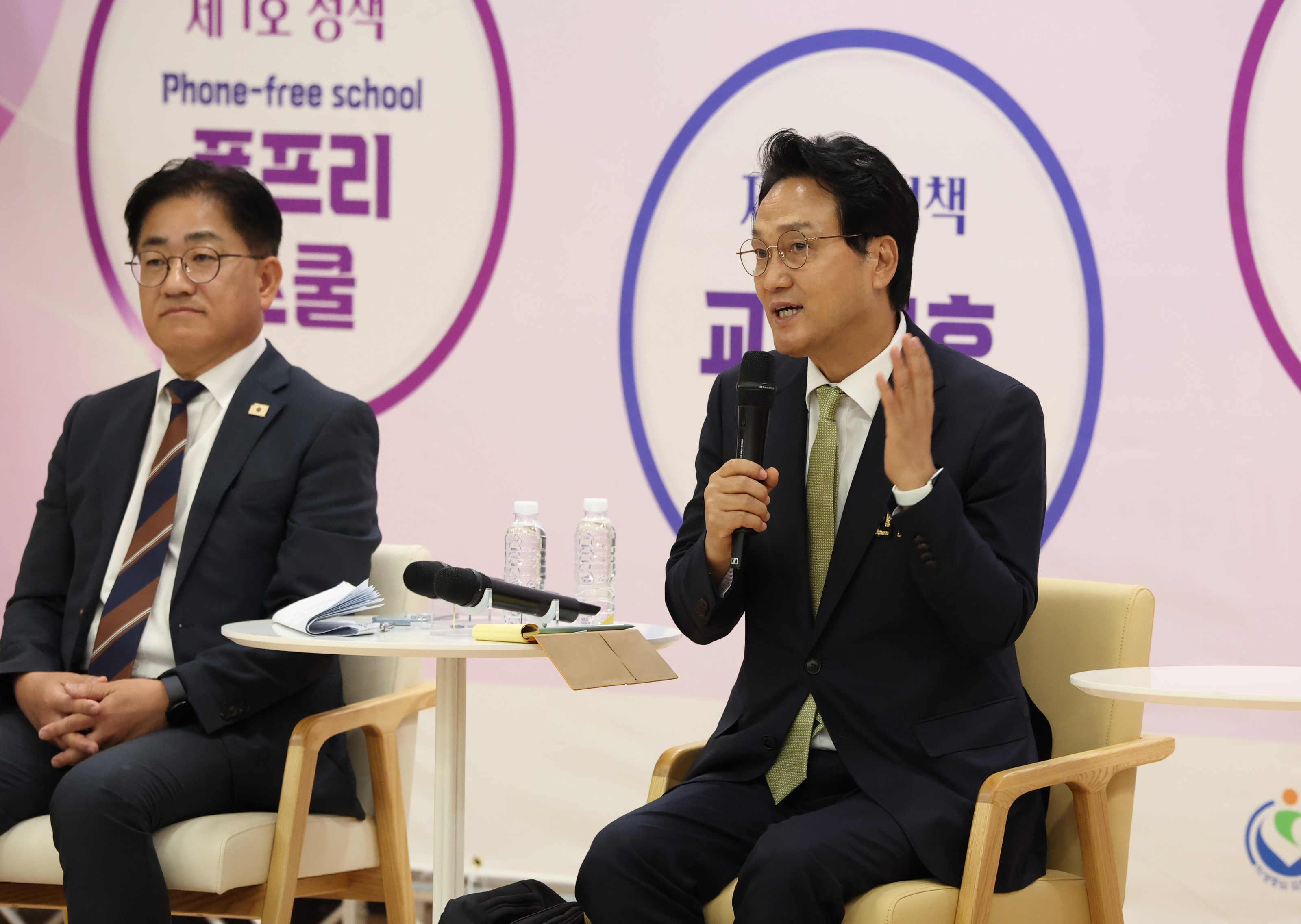 安民石京畿道教育监于8日在金浦教育支援厅举行走访教育监室城镇大厅论坛。京畿道教育厅提供