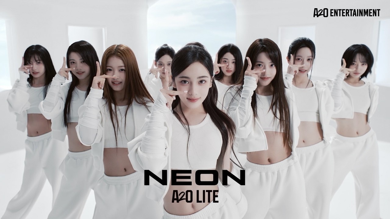 李秀满创作的9人女团A2O Light。出道曲'霓虹灯'在13日公开29小时后登顶Melon Top100，21日上午也保持排名第一。/A2O Entertainment官方YouTube