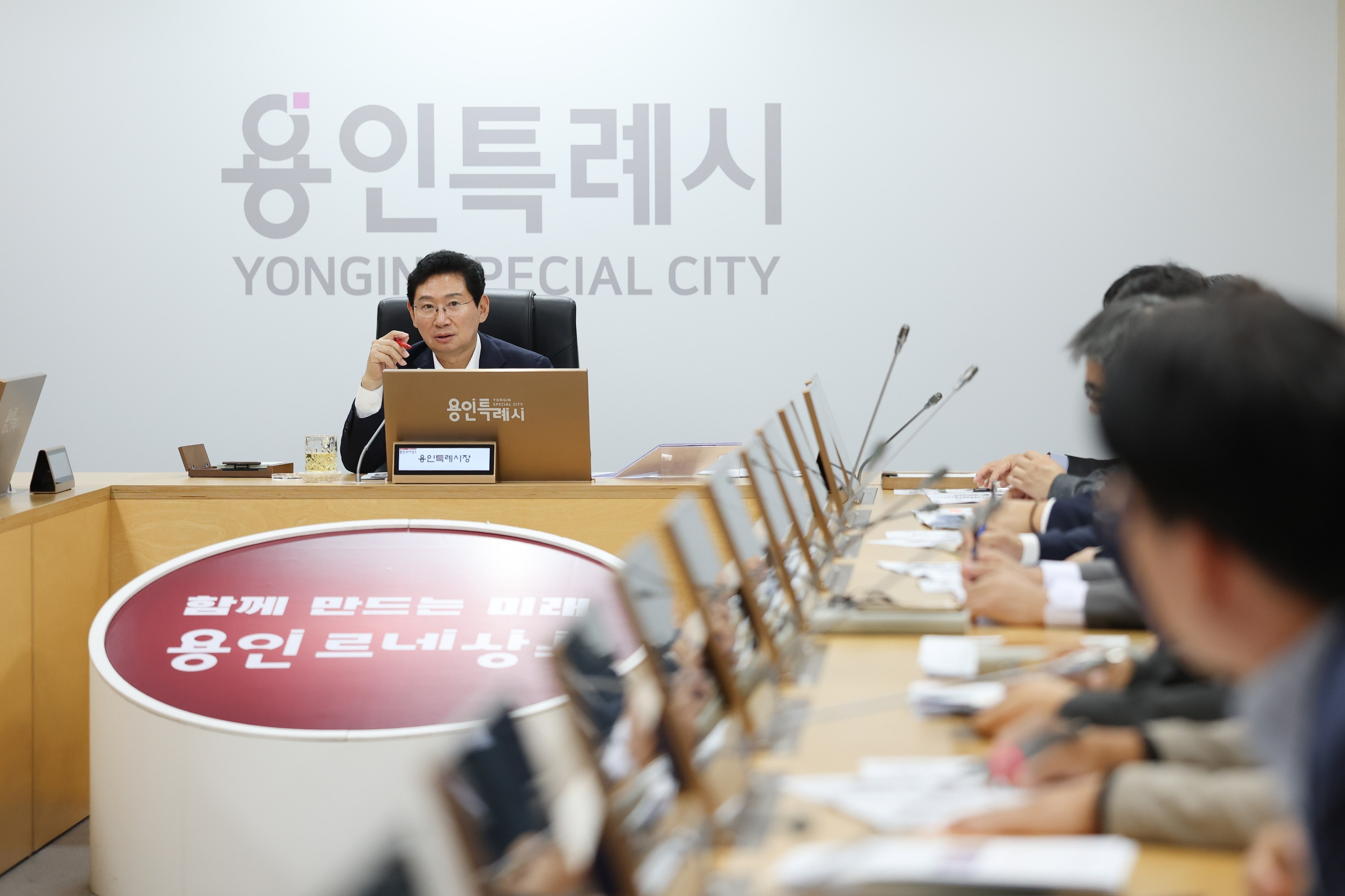Yongin Mayor Lee Sang-il encourages civil servants for their efforts at the executive civil servants meeting held on the 6th for Citizens' Day and the Joayong Festival. Provided by Yongin City