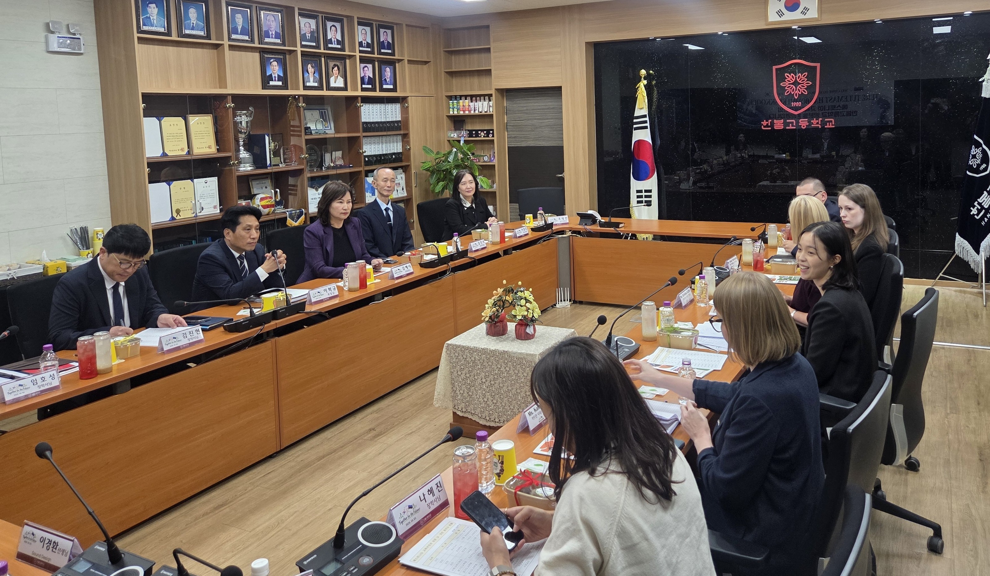 에스토니아 교육부장관과 주한에스토니아 대사가 2일 수원 한봄고등학교를 방문해 직업교육 수업을 참관했다. 수원교육지원청 제공