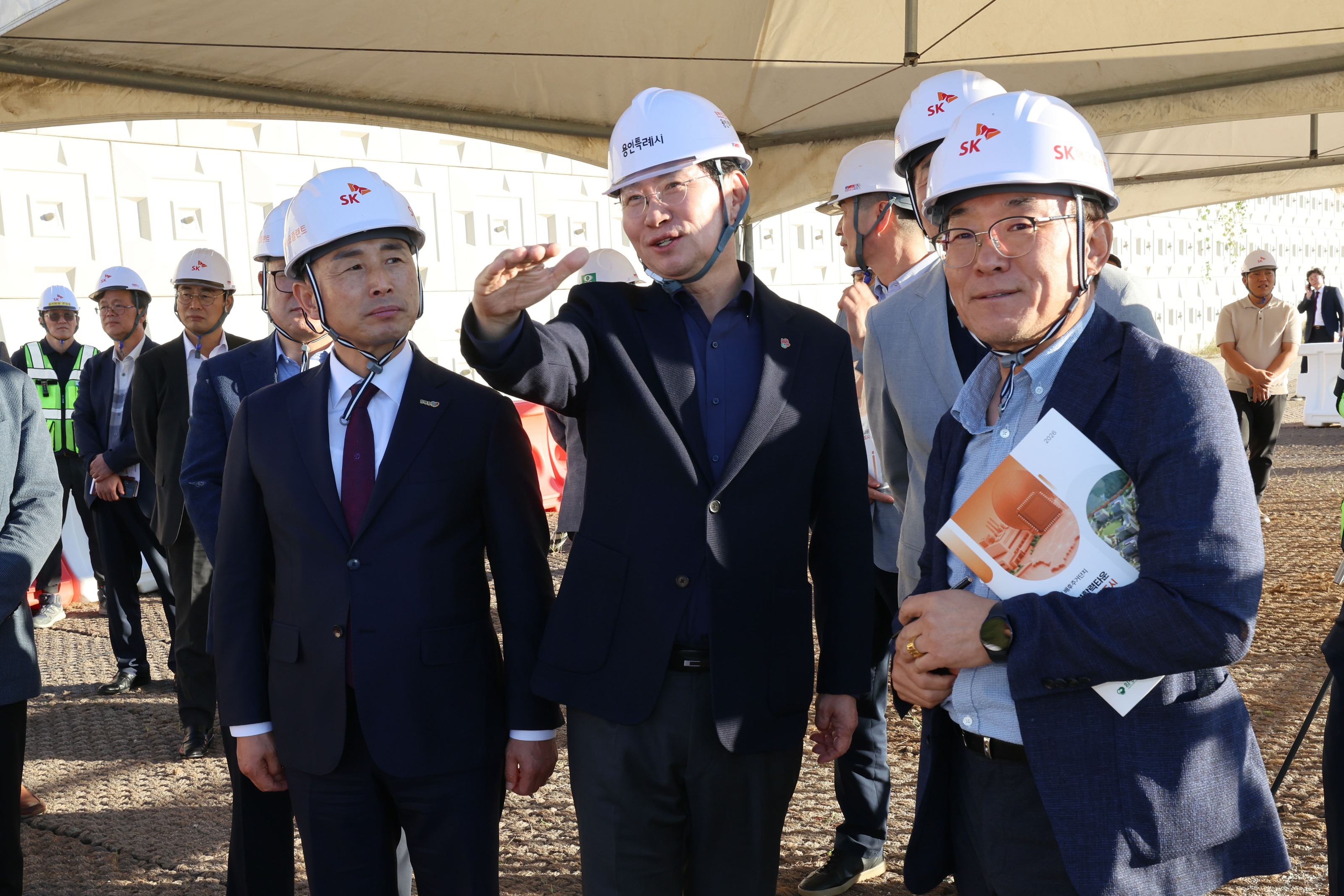 Yongin Special City Mayor Lee Sang-il tours the SK Hynix semiconductor fab construction site on the 2nd with a Hampyeong County delegation led by County Governor Lee Nam-o. Courtesy of Yongin City