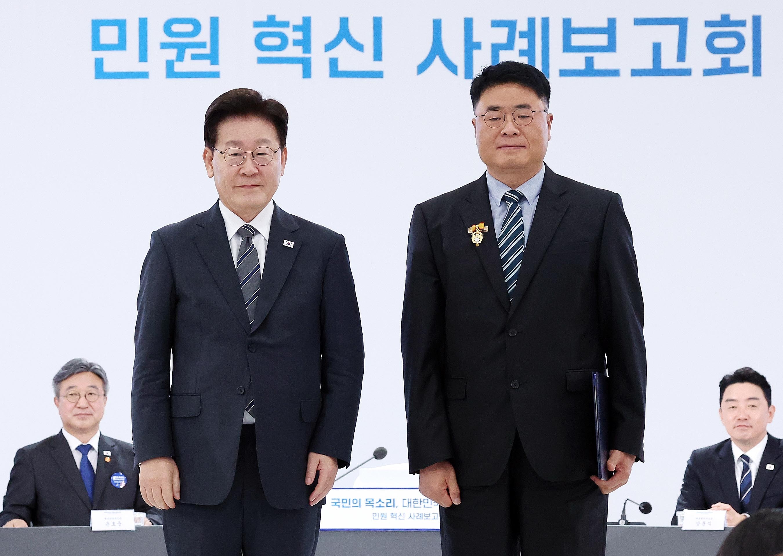 President Lee Jae-myung presents a presidential commendation to Kim Jeong-hwan, head of Hwaseong's Parking Facilities Team, on the 2nd at the 'Citizens' Voices Change Korea' Grievance Innovation Case Report held at the Government Sejong Convention Center. Newsis