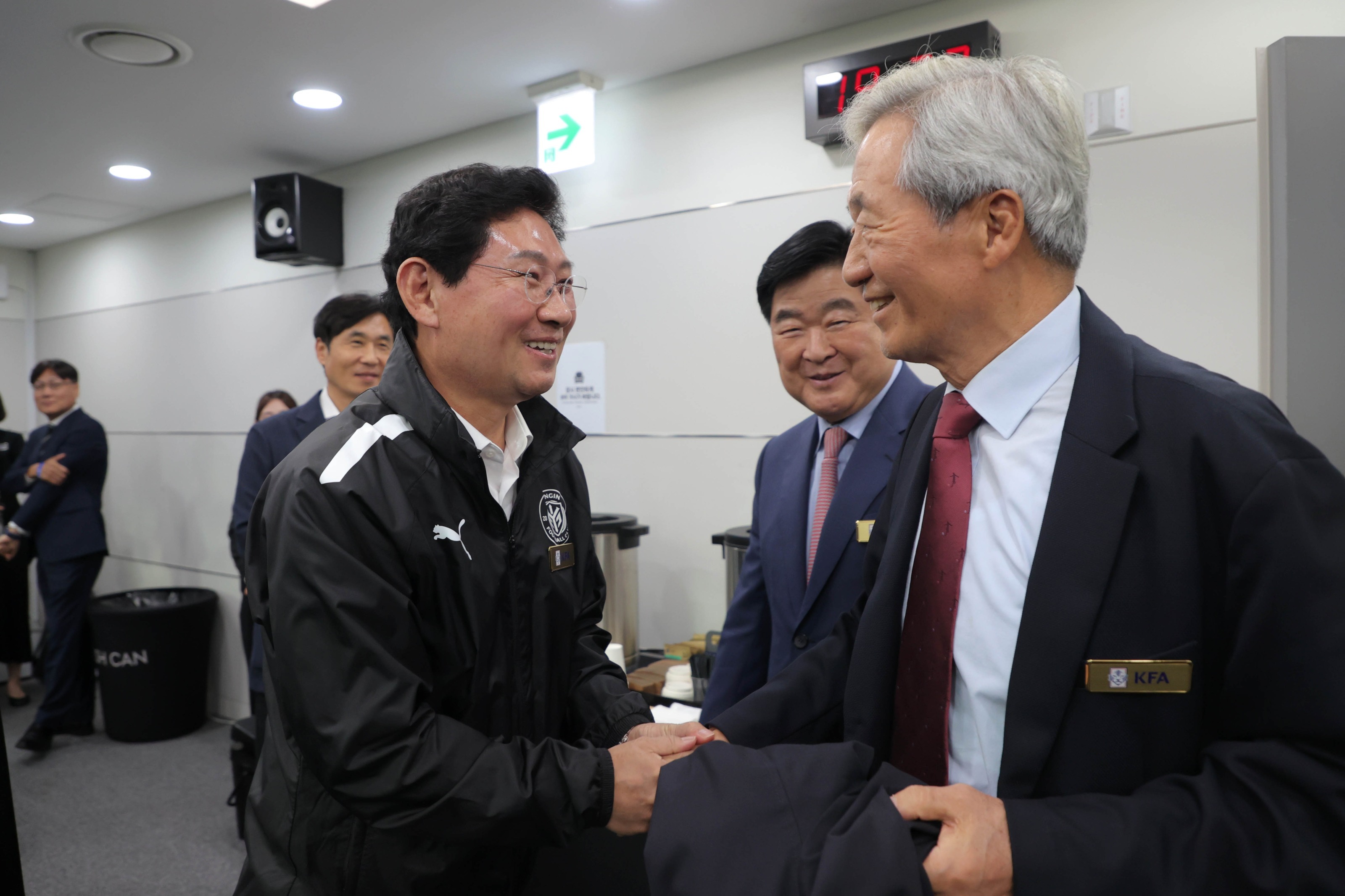 Mayor Lee Sang-il meets and greets former Korea Football Association Chairman Jung Mong-joon at Yongin Mir Stadium on the 6th. Provided by Yongin City