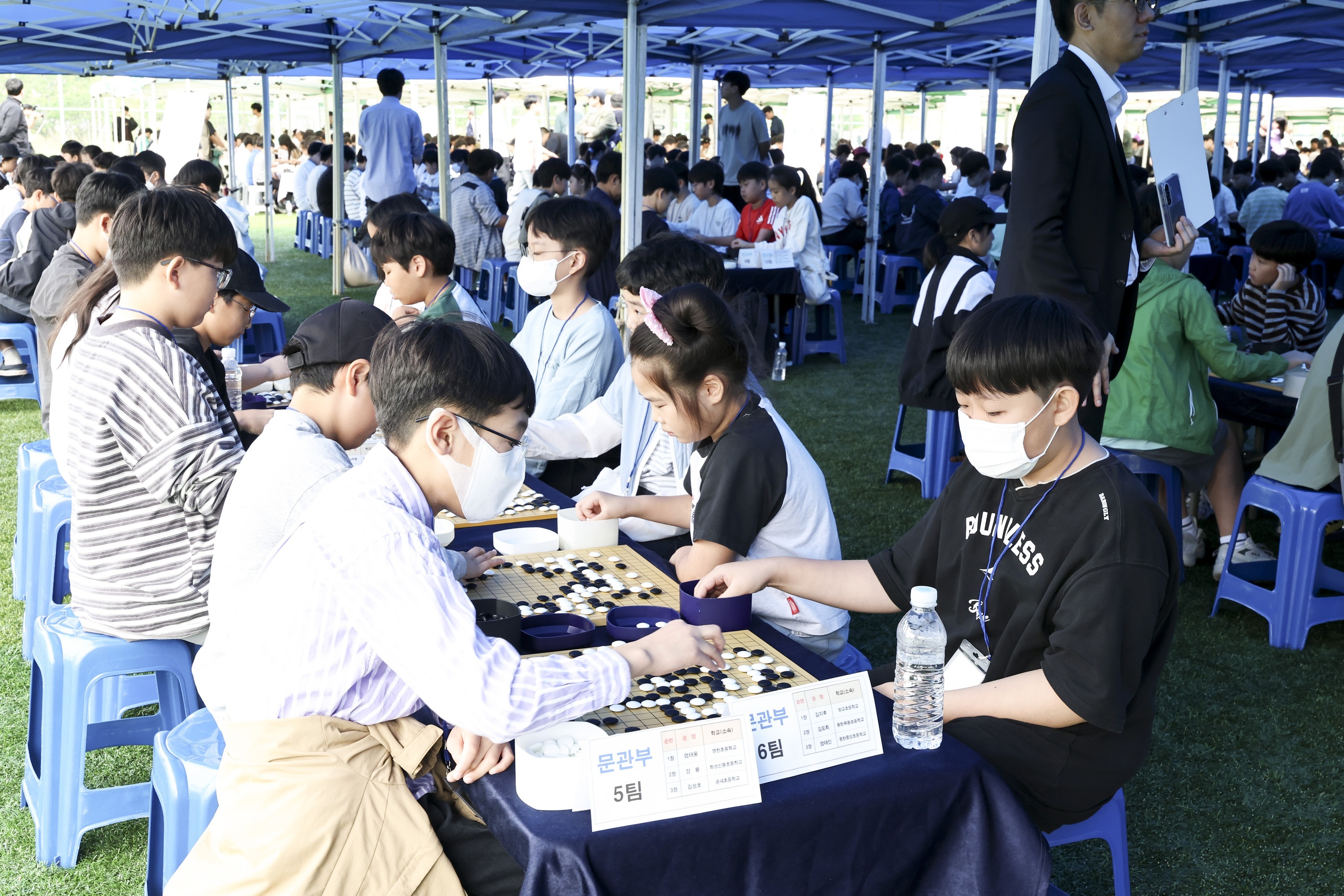 Những người tham dự Lễ hội cờ vây toàn quốc Vua Jeongjo về lòng hiếu thảo năm 2026 tại sân bóng đá Công viên Dongtan Yeoul đang thi đấu cờ vây. Được cung cấp bởi Thành phố Hwa Seong