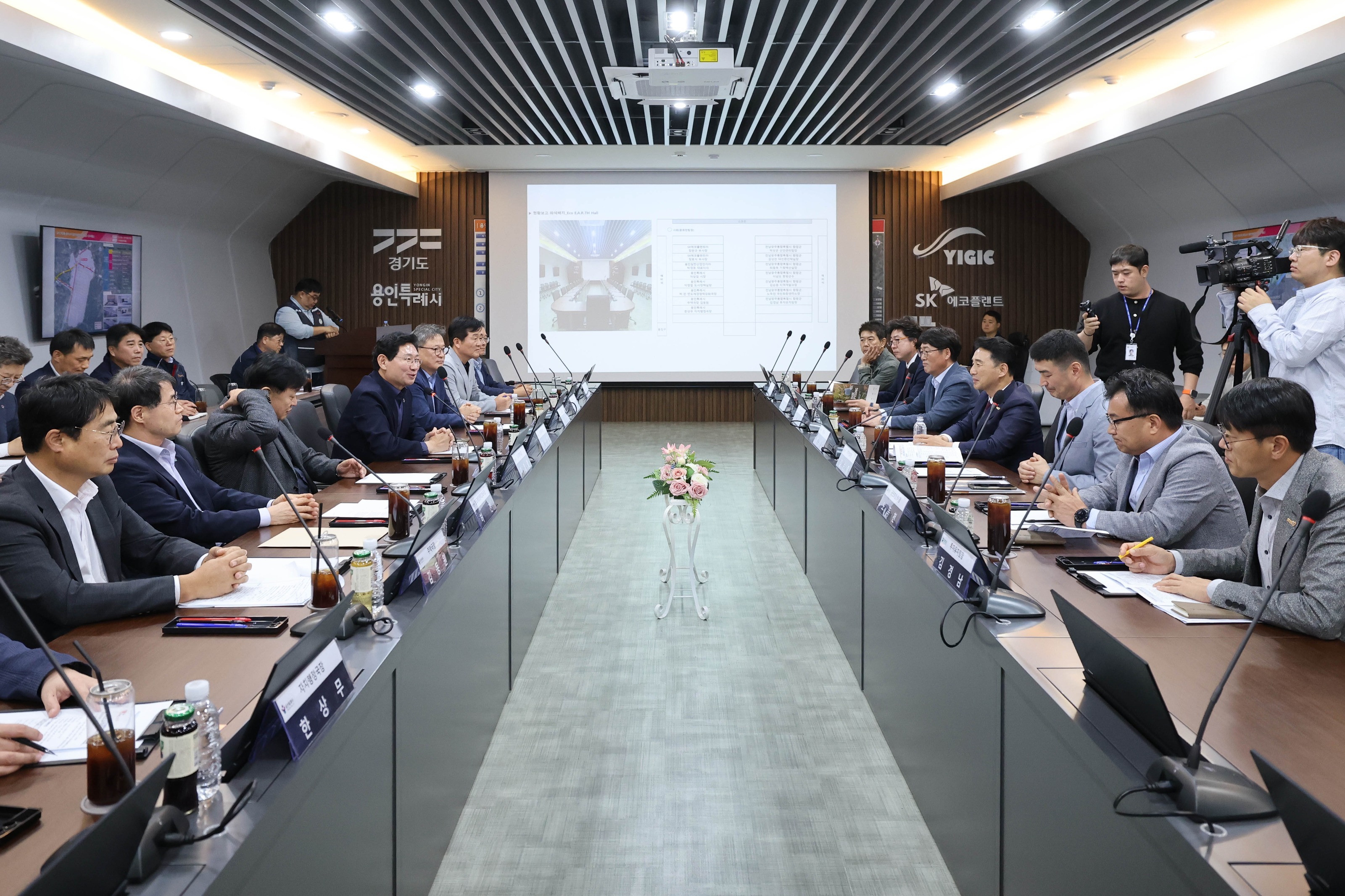 Yongin Special City Mayor Lee Sang-il discusses the semiconductor industry with Hampyeong County Governor Lee Nam-o and other delegates at the SK Hynix Yongin Semiconductor Cluster Promotional Center on the 2nd. Courtesy of Yongin City\n\n