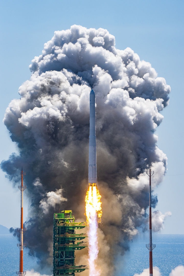 [Seoul=Newsis] On the 7th, the Nuri rocket takes off on its 5th launch from Naro Space Center in Goheung, South Jeolla Province, heading toward space. (Photo=Korea Aerospace Research Institute) 2026.10.07. photo@newsis.com *Reproduction and DB prohibited
